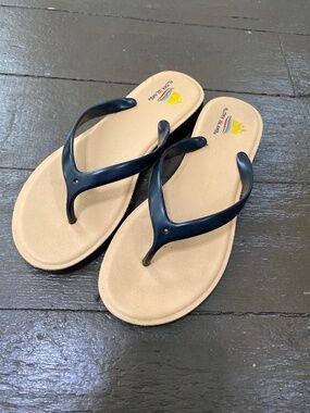 Aloha island platform flip flops in between the toes size 9 womens tan & black